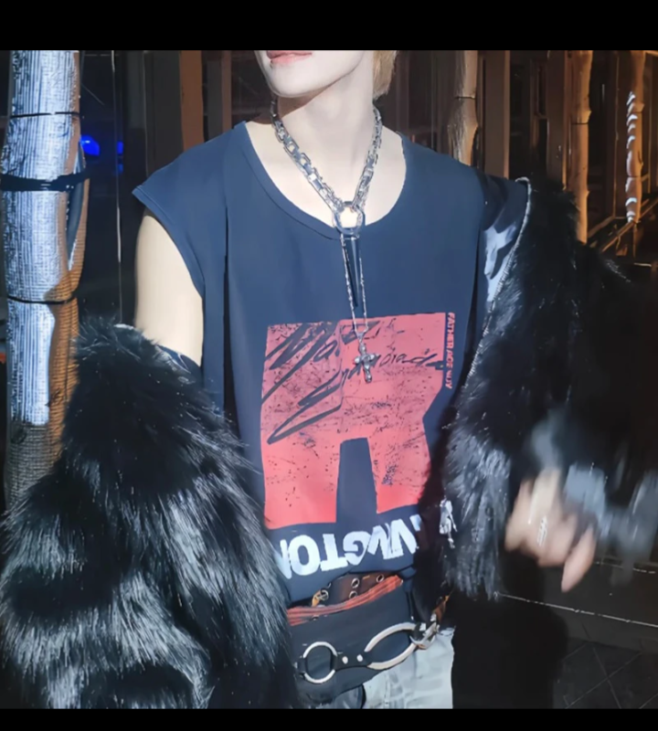 2026/03/40483-1.png تيشيرت فينتاج أبيض بطباعة جرافيك أوفر سايز